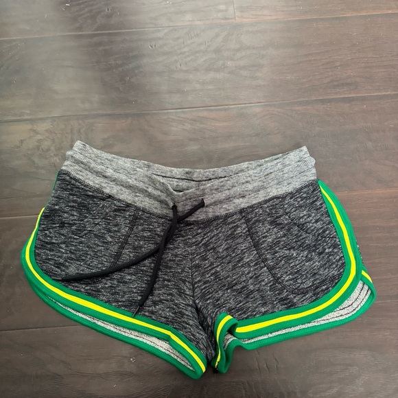 Y2K Gray Jamaica Women's Booty Micro Shorts M - Picture 3 of 4